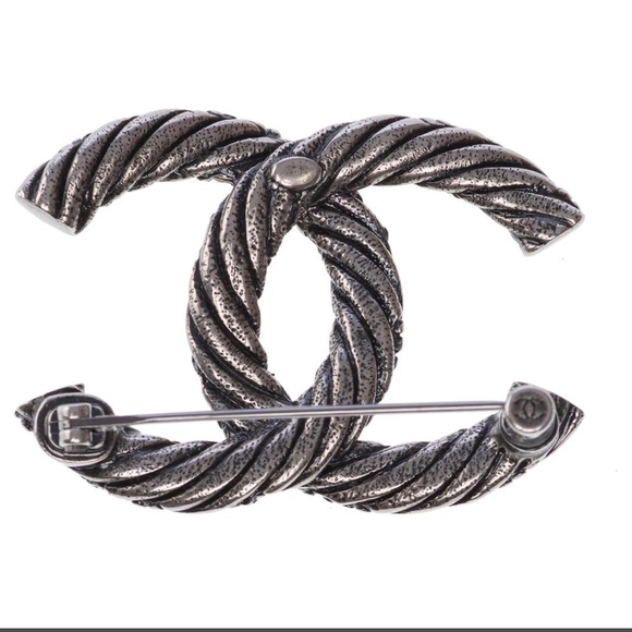 Brand new CHANEL Silver CC Brooch - Picture 3 of 8